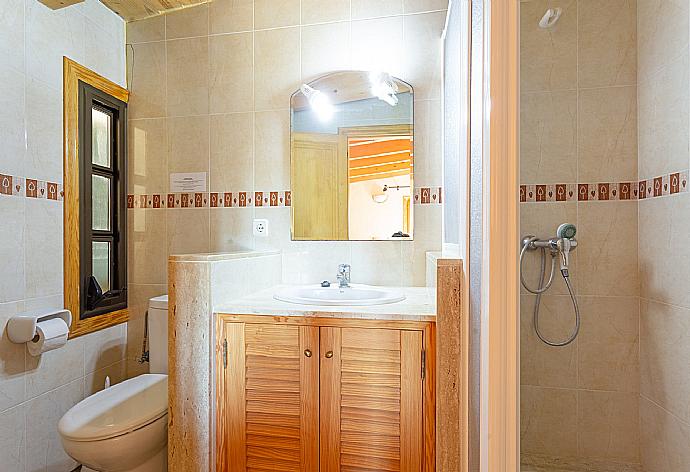 En suite bathroom with shower . - Villa Toni Corro . (Fotogalerie) }}