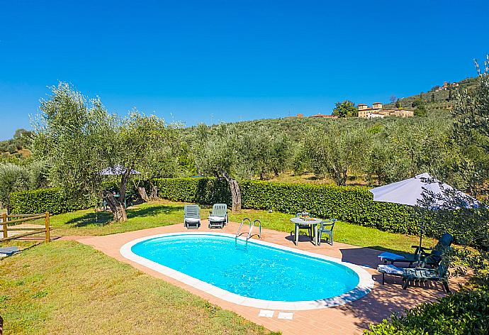 Aerial view of private pool . - Villa Le Balze . (Fotogalerie) }}