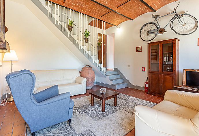 Living room with sofas, WiFi internet, satellite TV, and terrace access . - Villa Le Balze . (Galería de imágenes) }}