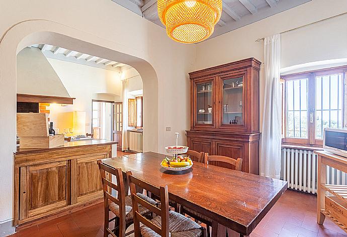 Dining room with kitchen, ornamental fireplace, WiFi internet, satellite TV, and terrace access . - Villa Le Balze . (Galleria fotografica) }}