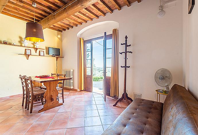 Living room with sofa, dining area, kitchen, WiFi internet, satellite TV, and terrace access . - Villa Le Balze . (Galleria fotografica) }}