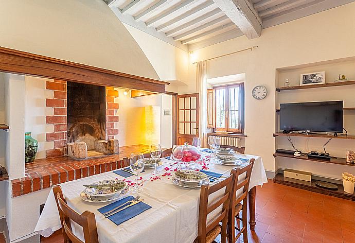 Dining room with kitchen, ornamental fireplace, WiFi internet, satellite TV, and terrace access . - Villa Le Balze . (Galería de imágenes) }}