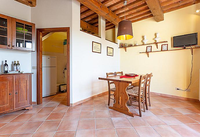 Living room with sofa, dining area, kitchen, WiFi internet, satellite TV, and terrace access . - Villa Le Balze . (Galleria fotografica) }}