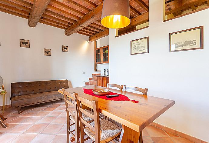 Living room with sofa, dining area, kitchen, WiFi internet, satellite TV, and terrace access . - Villa Le Balze . (Galleria fotografica) }}