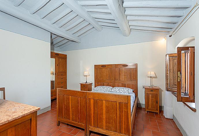 Double bedroom with satellite TV . - Villa Le Balze . (Photo Gallery) }}