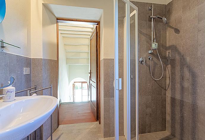 Family bathroom with shower . - Villa Le Balze . (Galerie de photos) }}