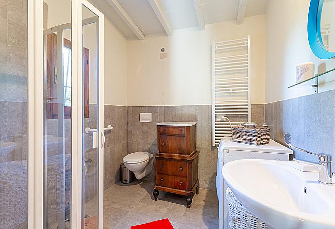 Family bathroom with shower . - Villa Le Balze . (Galerie de photos) }}