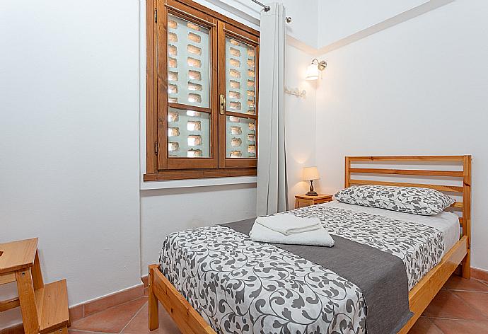 Single bedroom . - Villa Le Balze . (Photo Gallery) }}
