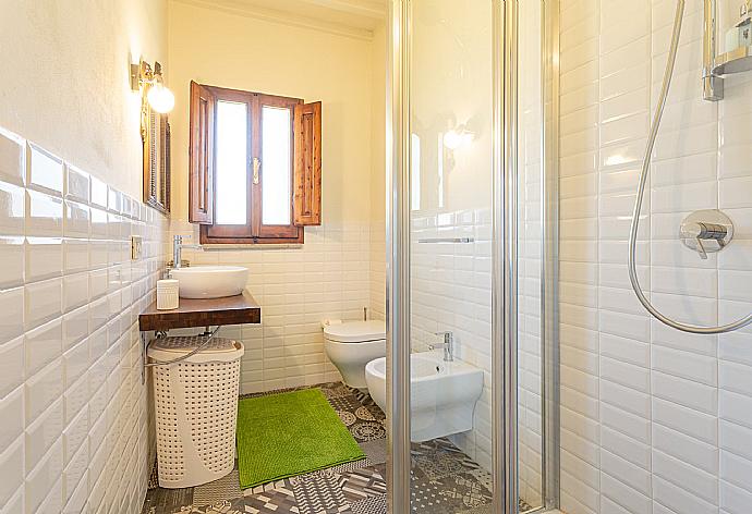 Family bathroom with shower . - Villa Le Balze . (Fotogalerie) }}