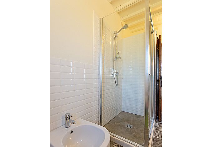 Family bathroom with shower . - Villa Le Balze . (Galerie de photos) }}