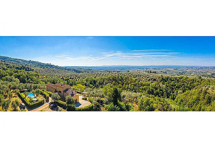 Aerial view of Villa Le Balze  . - Villa Le Balze . (Fotogalerie) }}