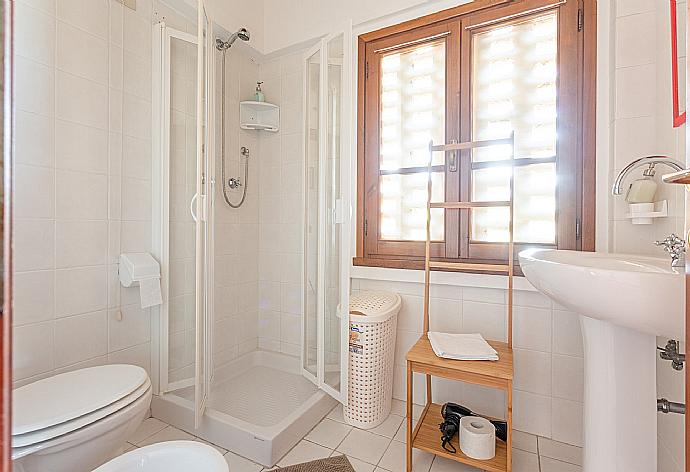 Family bathroom with shower . - Villa Le Balze . (Galerie de photos) }}