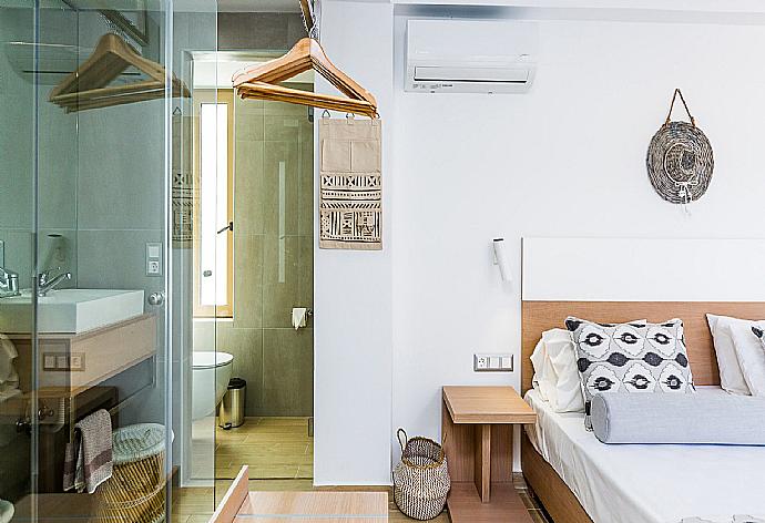 Double bedroom with shower  . - Villa Mandarini . (Galerie de photos) }}