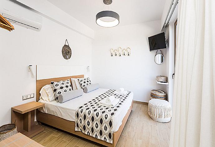 Double bedroom with shower  . - Villa Mandarini . (Photo Gallery) }}