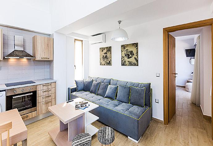 Open-plan living room with sofa, dining area, kitchen . - Villa Mandarini . (Galería de imágenes) }}