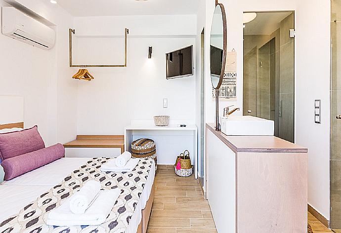 Double bedroom with shower . - Villa Mandarini . (Photo Gallery) }}