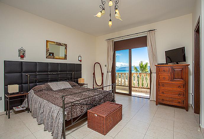 Double bedroom with en suite bathroom, A/C, TV, and balcony access with sea views . - Villa Evelina . (Photo Gallery) }}