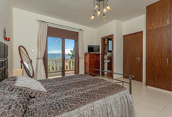 Double bedroom with en suite bathroom, A/C, TV, and balcony access with sea views . - Villa Evelina . (Photo Gallery) }}