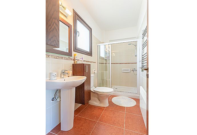 En suite bathroom with shower . - Villa Evelina . (Photo Gallery) }}