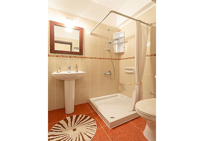 Family bathroom with shower . - Villa Evelina . (Fotogalerie) }}