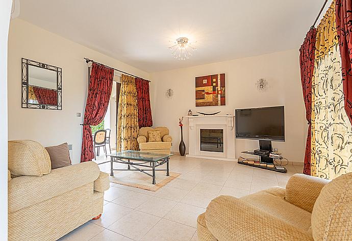 Living room with sofas, ornamental fireplace, A/C, WiFi internet, satellite TV, DVD player, and pool terrace and balcony access . - Villa Evelina . (Galería de imágenes) }}