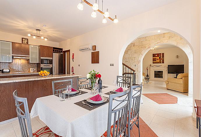 Dining area and equipped kitchen with A/C and terrace access . - Villa Evelina . (Galería de imágenes) }}