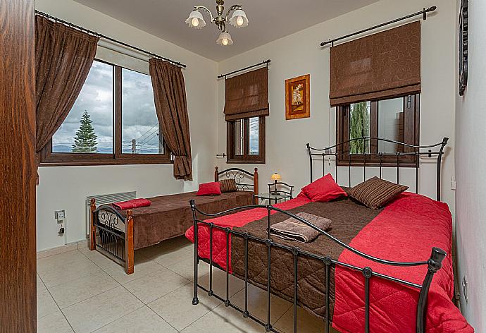 Twin bedroom with A/C . - Villa Evelina . (Fotogalerie) }}