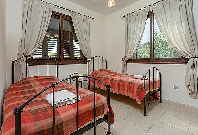 Twin bedroom with A/C . - Villa Evelina . (Photo Gallery) }}