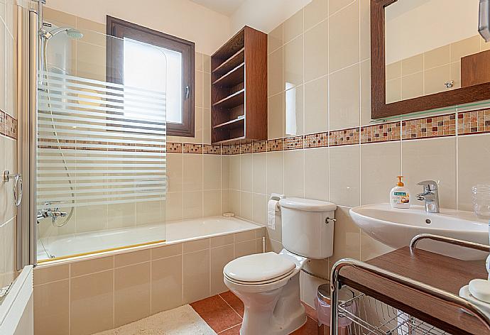 Family bathroom with bath and shower . - Villa Evelina . (Photo Gallery) }}