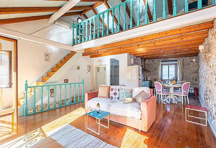 Open-plan living room with sofa-bed, dining area, kitchen, mezzanine, and sea views . - Spiros Jetty House . (Galleria fotografica) }}