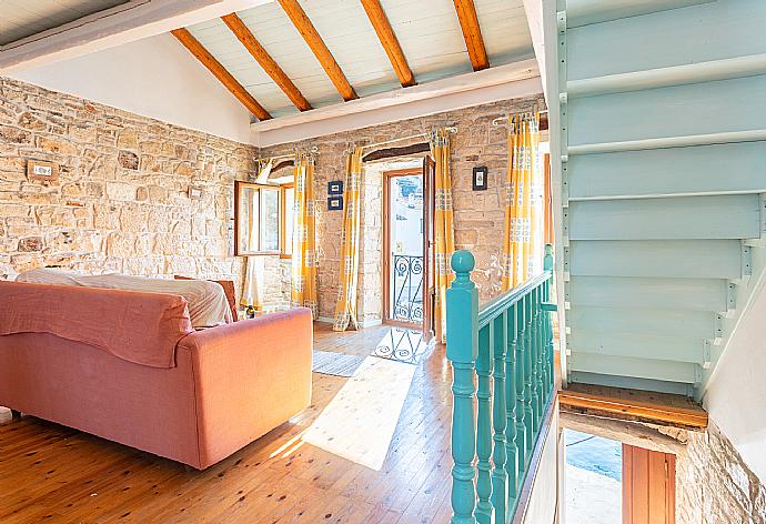 Open-plan living room with sofa-bed, dining area, kitchen, mezzanine, and sea views . - Spiros Jetty House . (Fotogalerie) }}