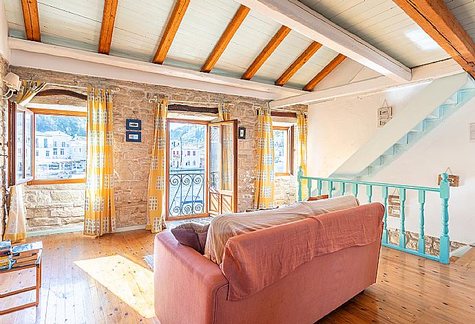 Open-plan living room with sofa-bed, dining area, kitchen, mezzanine, and sea views . - Spiros Jetty House . (Galerie de photos) }}