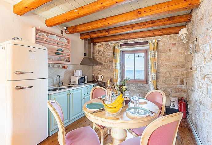 Equipped kitchen . - Spiros Jetty House . (Fotogalerie) }}