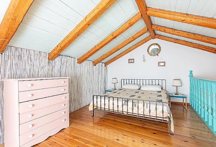 Double bedroom on mezzanine with A/C . - Spiros Jetty House . (Photo Gallery) }}