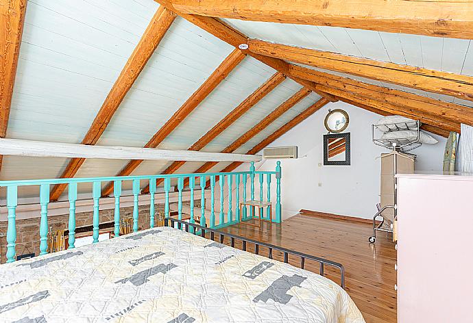 Double bedroom on mezzanine with A/C . - Spiros Jetty House . (Galerie de photos) }}