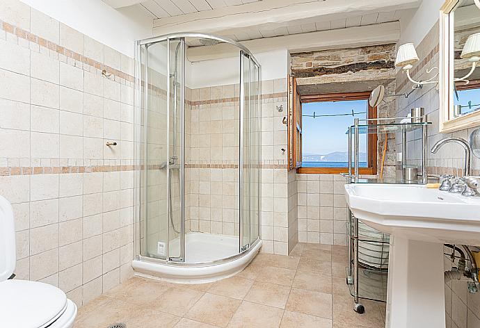 Family bathroom with shower . - Spiros Jetty House . (Галерея фотографий) }}