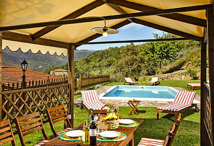Outdoor sheltered dining area . - Villa Il Frantoio . (Photo Gallery) }}
