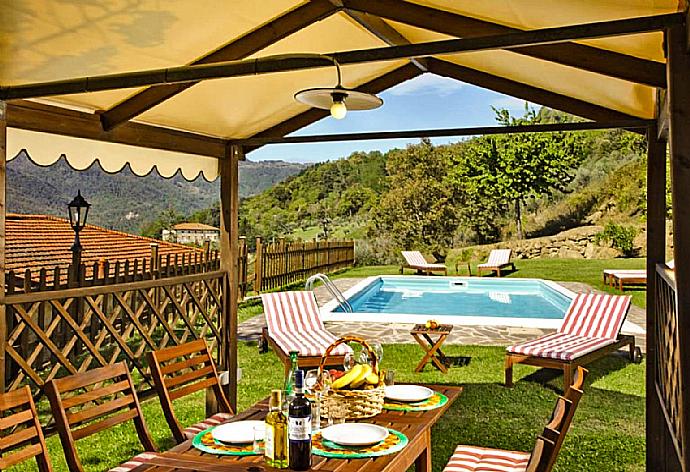 Outdoor sheltered dining area . - Villa Il Frantoio . (Галерея фотографий) }}