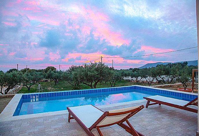 Pool with sunbeds  . - Vatsa Beach Villa . (Galerie de photos) }}