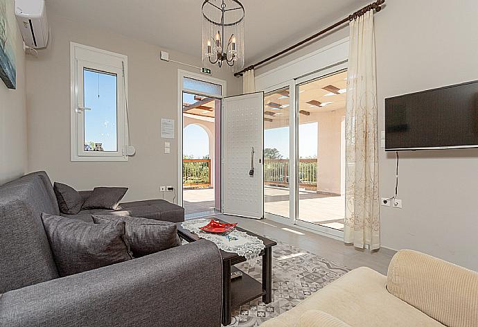 Open-plan living room with sofas, dining area, kitchen, A/C, WiFi internet, satellite TV, and terrace access . - Vatsa Beach Villa . (Galería de imágenes) }}