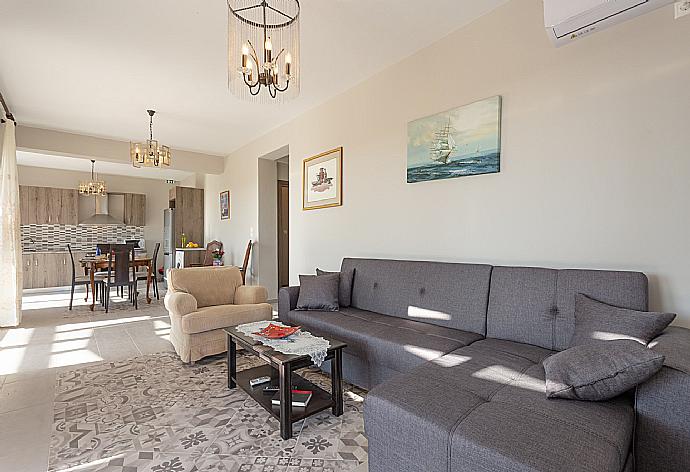 Open-plan living room with sofas, dining area, kitchen, A/C, WiFi internet, satellite TV, and terrace access . - Vatsa Beach Villa . (Galleria fotografica) }}