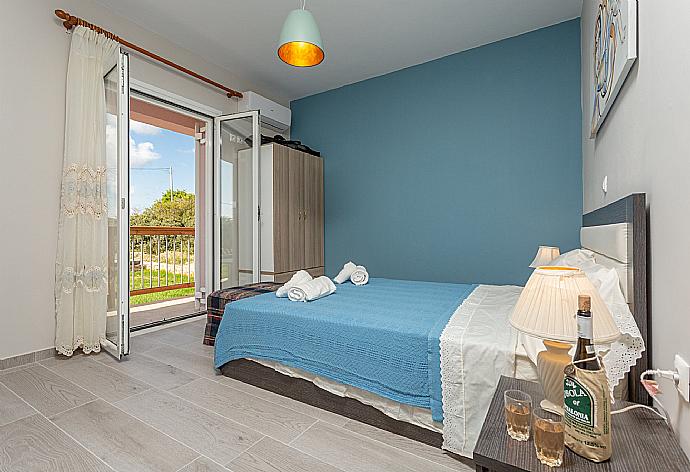 Double bedroom with en suite bathroom and A/C . - Vatsa Beach Villa . (Galerie de photos) }}