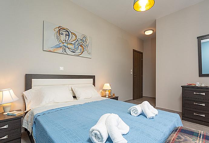 Double bedroom with en suite bathroom and A/C . - Vatsa Beach Villa . (Galleria fotografica) }}