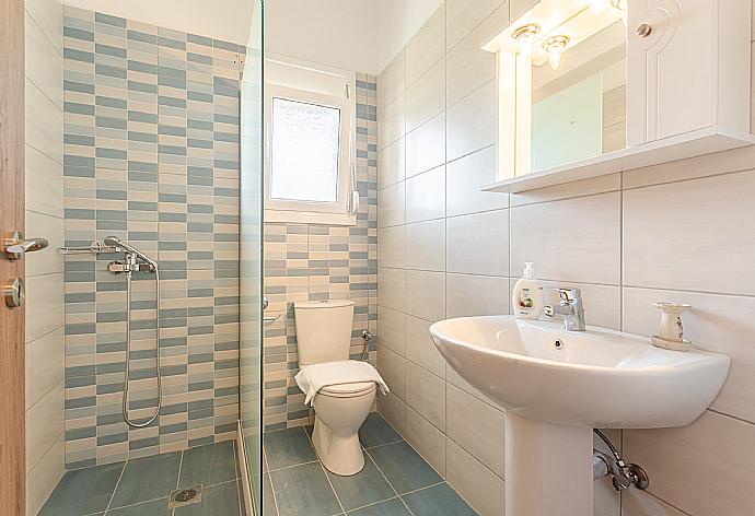 En suite bathroom with shower . - Vatsa Beach Villa . (Fotogalerie) }}