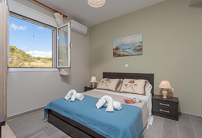 Double bedroom with A/C . - Vatsa Beach Villa . (Galerie de photos) }}