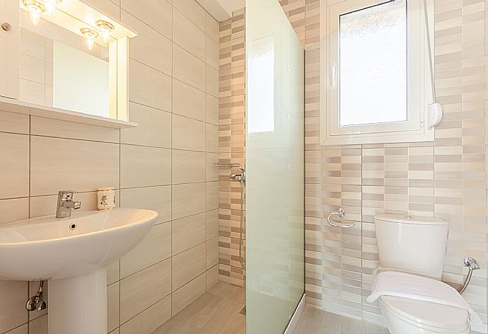 Family bathroom with shower . - Vatsa Beach Villa . (Galerie de photos) }}