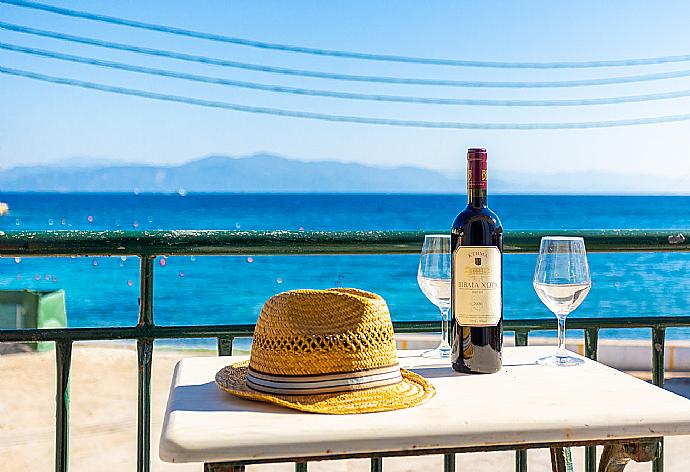 Balcony with sea views . - Limani . (Fotogalerie) }}