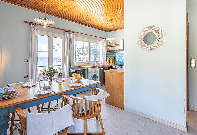 Open-plan living room with dining area, kitchen, sea views, and balcony access . - Limani . (Galleria fotografica) }}