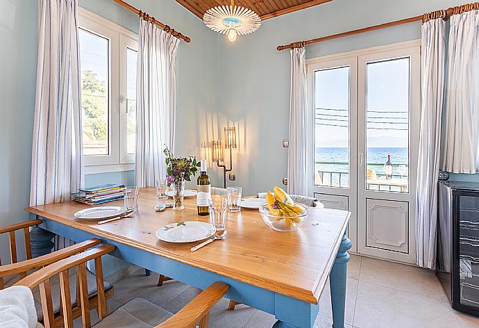 Open-plan living room with dining area, kitchen, sea views, and balcony access . - Limani . (Галерея фотографий) }}