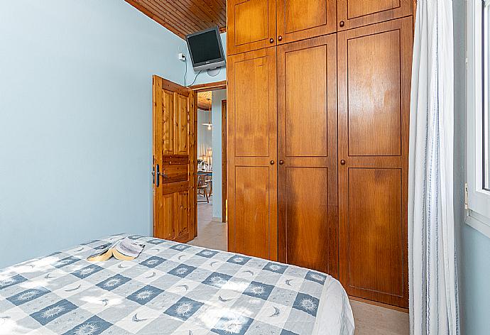 Double bedroom with A/C and TV . - Limani . (Галерея фотографий) }}